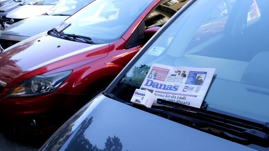 Ekipa Danasa u centru Beograda podelila novine i držače za telefone 2