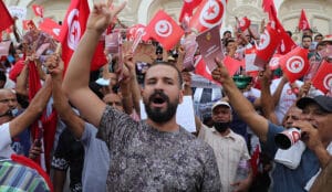 Više od 2.000 ljudi, uključujući aktiviste, političare i obične građane, demonstriralo je danas u Tunisu kako bi branili političke slobode i zatražili poboljšanje ekonomskih uslova, javila je agencija Frans pres.