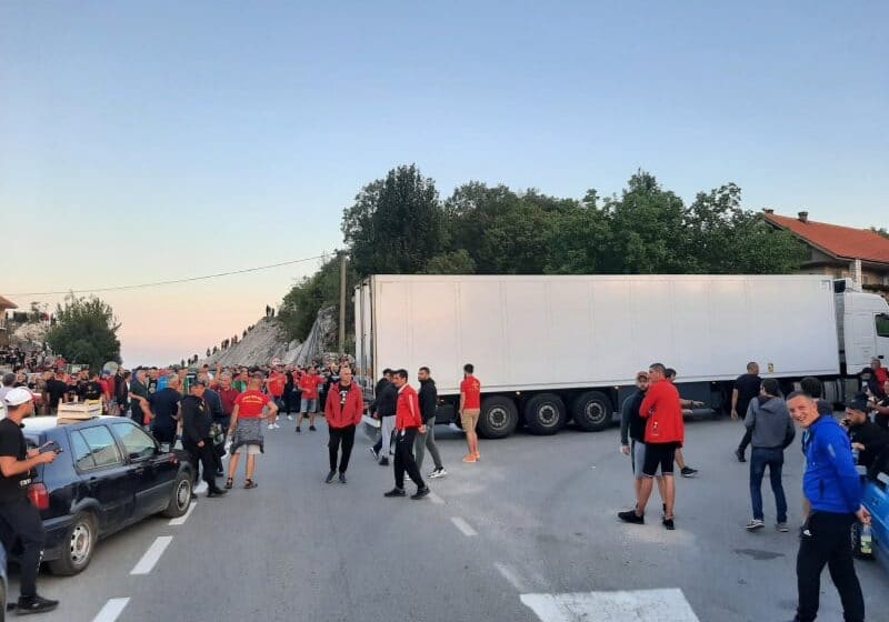 Barikade na putevima prema Cetinju, šleperom blokirali magistralu (VIDEO) 1