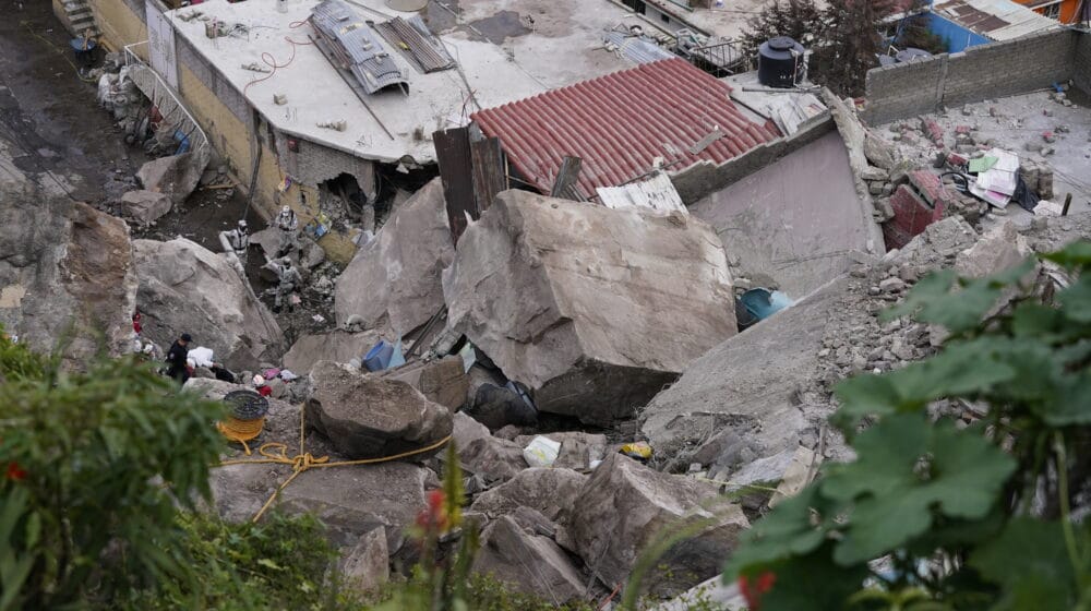 Jedna osoba poginula, 10 nestalo u odronu u blizini Meksiko Sitija 1
