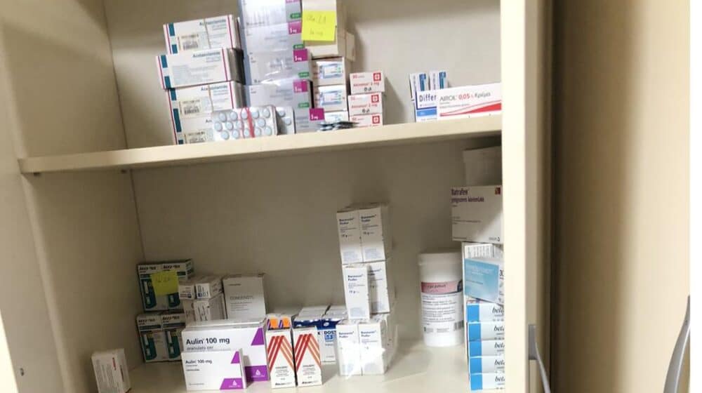 MUP: Lekovi u vrednosti od 1,2 miliona dinara zaplenjeni na Paliluli, uhapšena jedna osoba (FOTO) 1