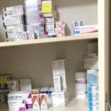 MUP: Lekovi u vrednosti od 1,2 miliona dinara zaplenjeni na Paliluli, uhapšena jedna osoba (FOTO) 7