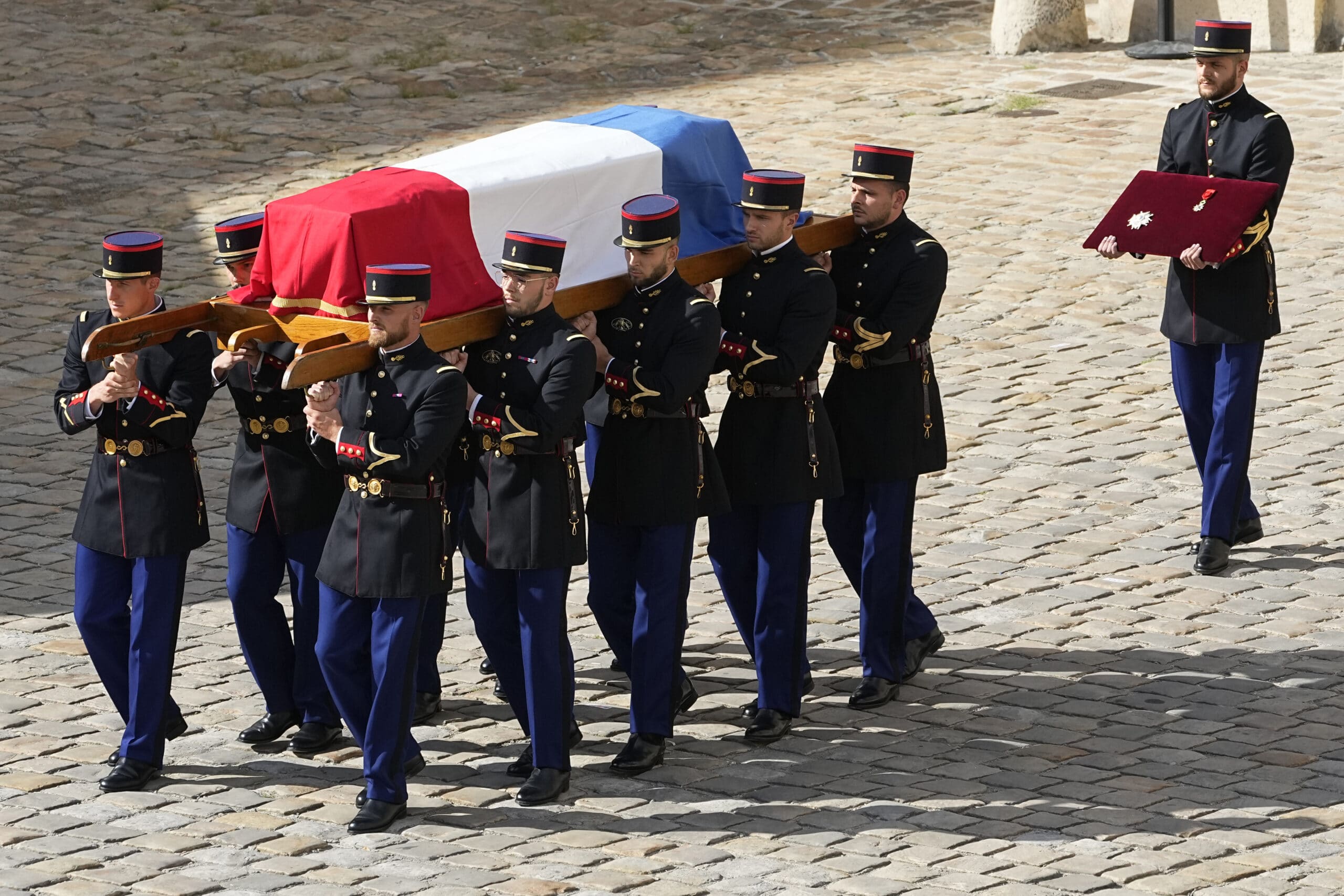 Francuska se nacionalnom ceremonijom oprostila od Belmonda (FOTO) 4