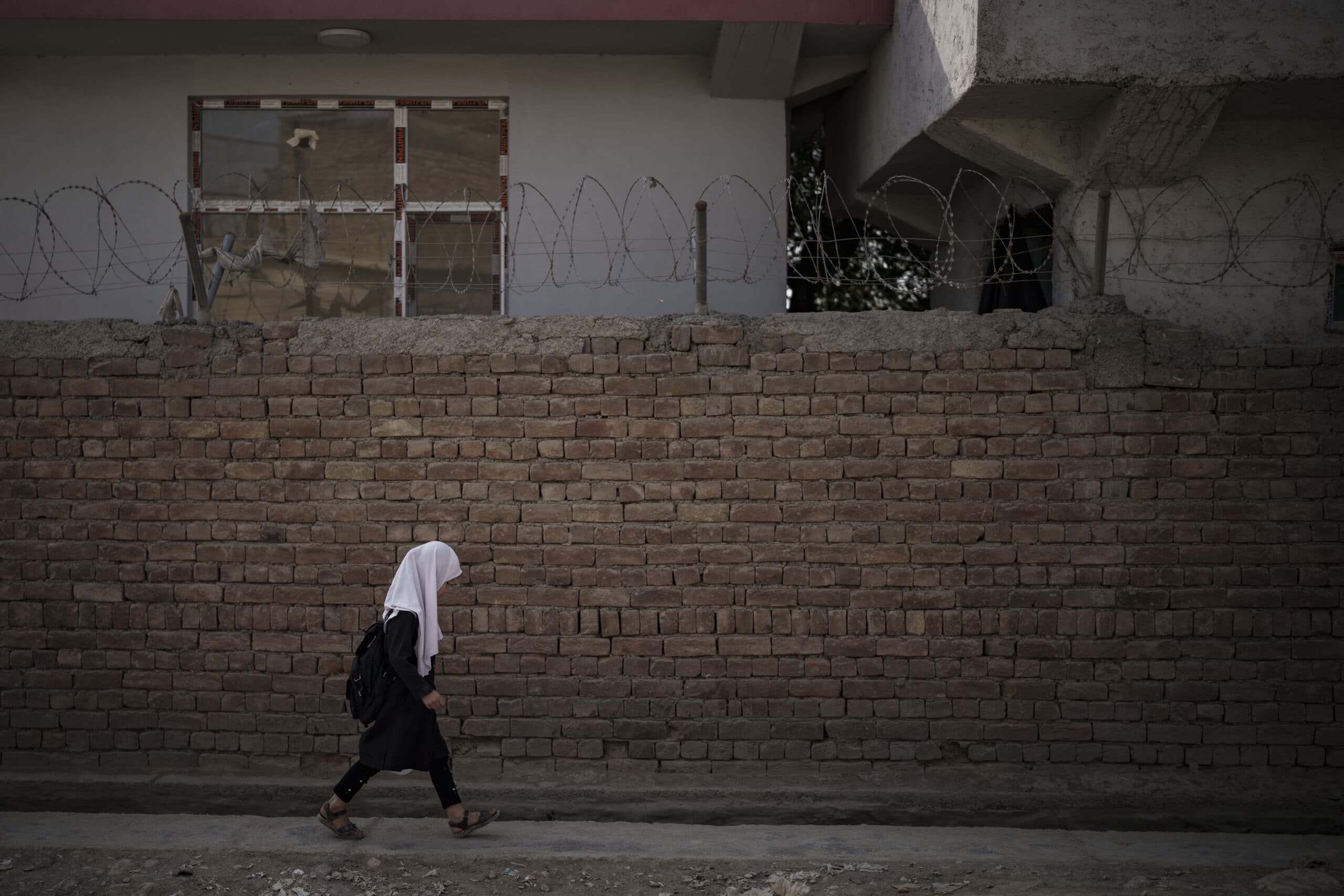 Istorijska scena u Avganistanu – devojčice kreću u školu (FOTO) 2
