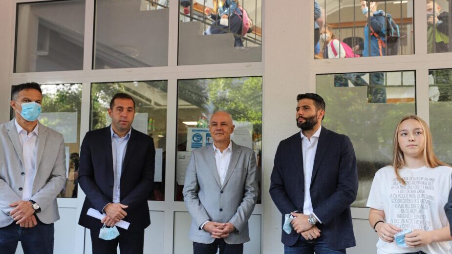 U Srbiji uz primenu epidemioloških mera počela nova školska godina (FOTO) 5 U Srbiji uz primenu epidemioloških mera počela nova školska godina (FOTO) 5