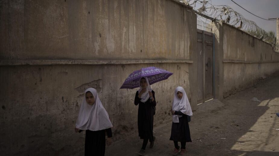 Istorijska scena u Avganistanu – devojčice kreću u školu (FOTO) 3