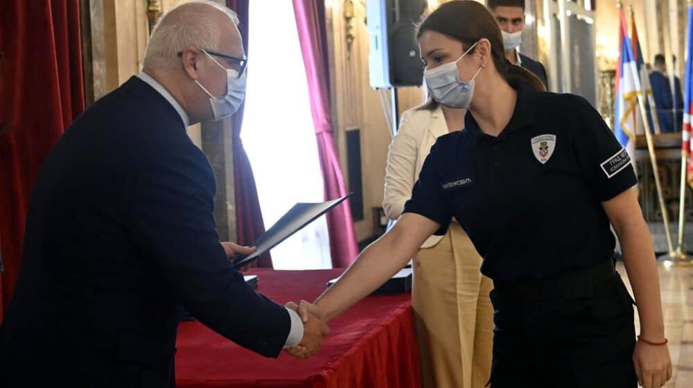 U Starom dvoru uručena rešenja o zaposlenju za 87 komunalnih milicajaca, do kraja godine konkurs za novih 150 (FOTO) 1