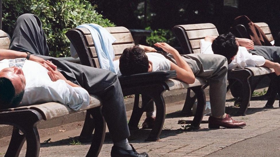 Japan i psihologija: Ikigai - reč koja možda sadrži ključ za sreću u životu i radu 1 Men sleeping in benches