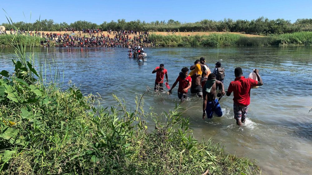 SAD pokušale da blokiraju granicu sa Meksikom, Haićane deportuju avionima 1