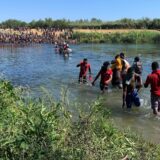 SAD pokušale da blokiraju granicu sa Meksikom, Haićane deportuju avionima 7
