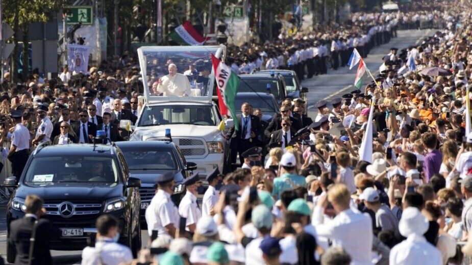 Papa se sastao sa Orbanom u Budimpešti na početku svog putovanja 2