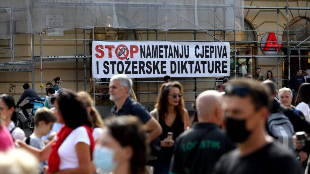 Nekoliko desetina medicinskih sestara i tehničara protestovalo u centru Zagreba zbog kovid potvrda 1