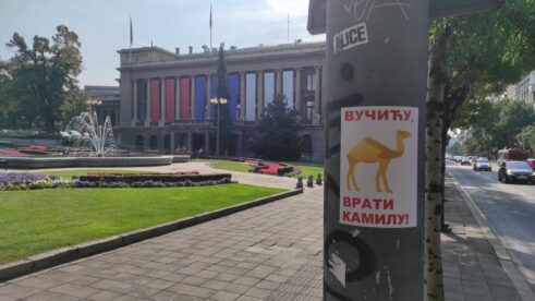 U CENTRU BEOGRADA PLAKATI VUCICU VRATI KAMILU U centru Beograda plakati "Vučiću, vrati kamilu" 8