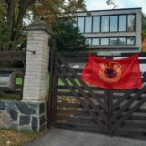 Ministarstvo spoljnih poslova osudilo isticanje zastave OVK na Ambasadi Srbije u Finskoj 12