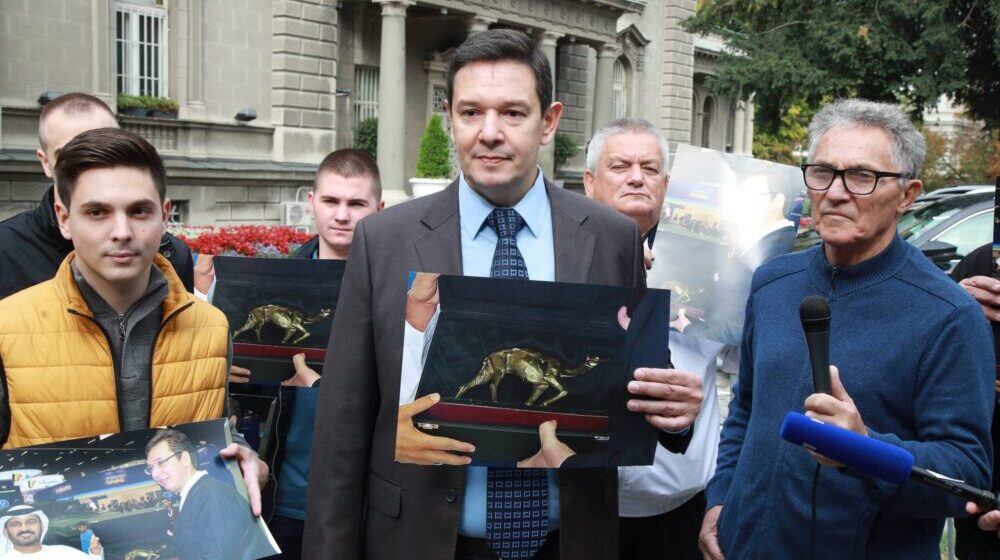 Šarović sa fotografijom figure kamile: Vučić krade poklone, nedostojan je predsedničkog mesta 1