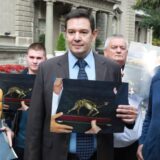 Šarović sa fotografijom figure kamile: Vučić krade poklone, nedostojan je predsedničkog mesta 4