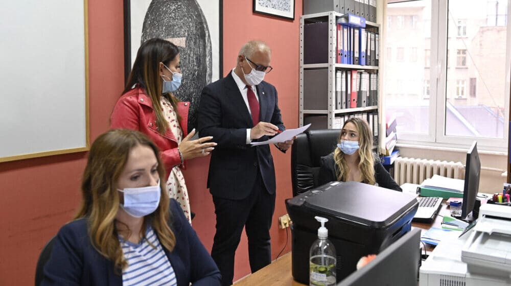 Prijava za dodelu bespovratnih sredstava za kupovinu dela udžbenika produžena do 15. oktobra 1