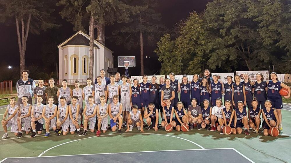 Fondacija dr Danice Grujičić poklonila dresove mladim košarkašima Sevojna 1