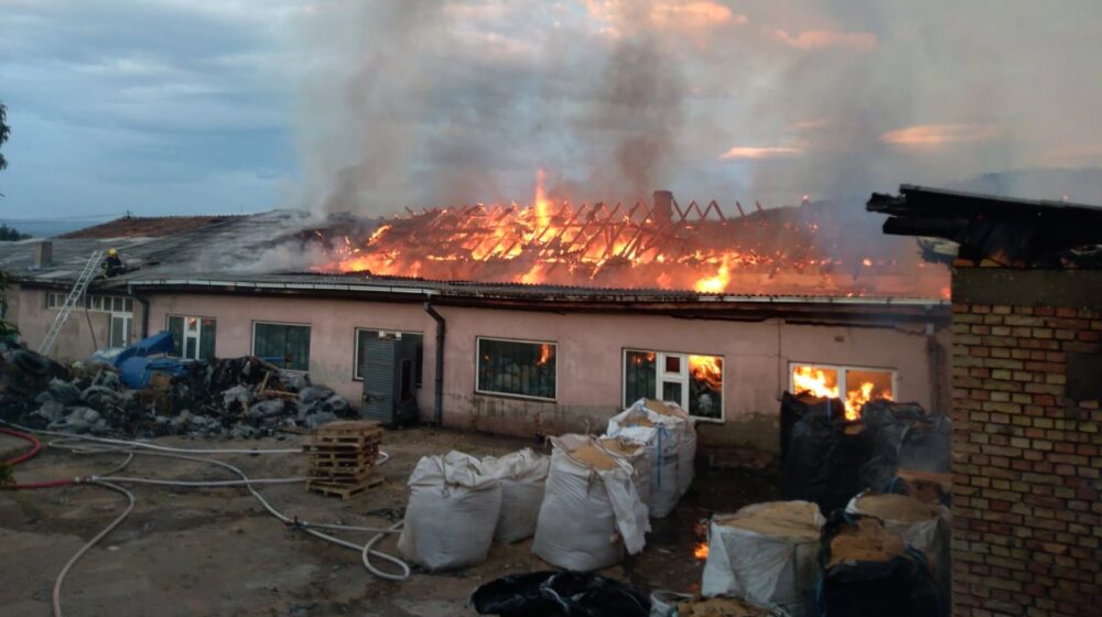 Sprečeno dalje širenje požara u nekadašnjoj fabrici dečjeg nameštaja ''Stolar'' u Pirotu 1