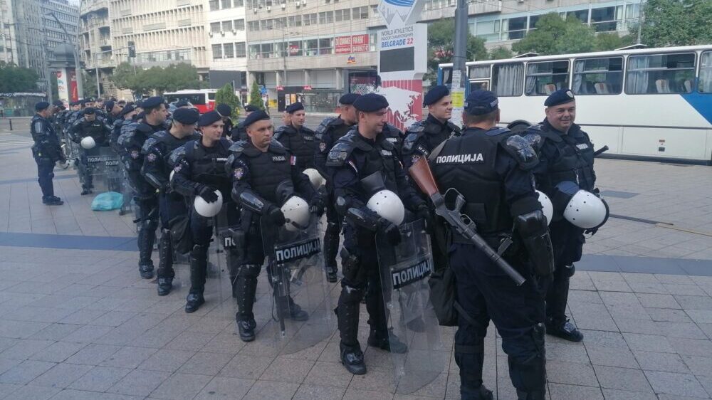 Mirno pred Prajd, kordon policije na Terazijama 2