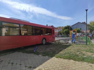 Autobus uleteo u dečje igralište u Zemunu, šest osoba povređeno, devojčica na intenzivnoj nezi (FOTO, VIDEO) 2