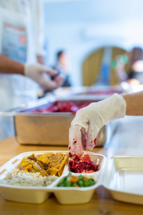 Novinari, kuvari i poznate ličnosti zajedno kuvali za ugrožene 4