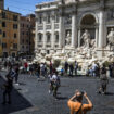 Velika rupa otvorila se na ulici u Rimu i "progutala" dva automobila (VIDEO) 11