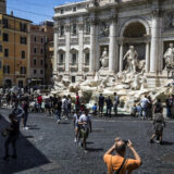 Velika rupa otvorila se na ulici u Rimu i "progutala" dva automobila (VIDEO) 4