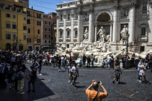 Velika rupa otvorila se na ulici u Rimu i „progutala“ dva automobila (VIDEO)
