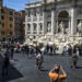 Velika rupa otvorila se na ulici u Rimu i "progutala" dva automobila (VIDEO) 1