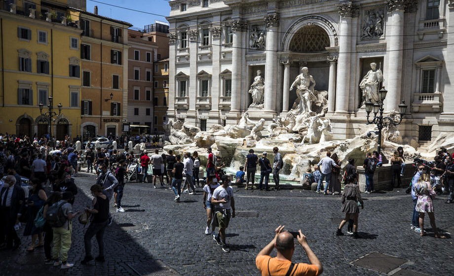 Velika rupa otvorila se na ulici u Rimu i "progutala" dva automobila (VIDEO) 1