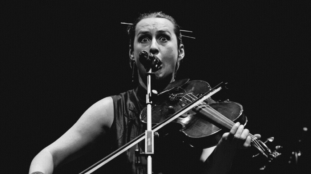 Dupli program u kragujevačkom SKC: Performans o poeziji Luisa Brava i koncert Jelene Popržan 1