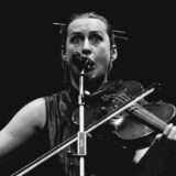 Dupli program u kragujevačkom SKC: Performans o poeziji Luisa Brava i koncert Jelene Popržan 2