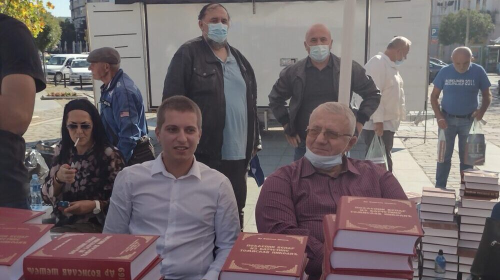 Šešelj delio knjige u Kragujevcu, organizovana peticija SRS-a protiv gej-brakova 1