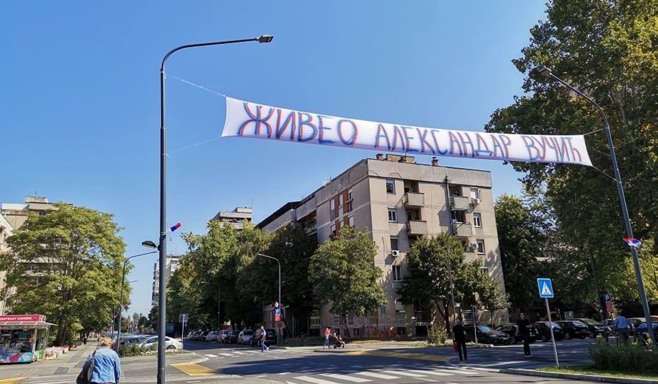 Baneri “Živeo Aleksandar Vučić” osvanuli u Šapcu 1