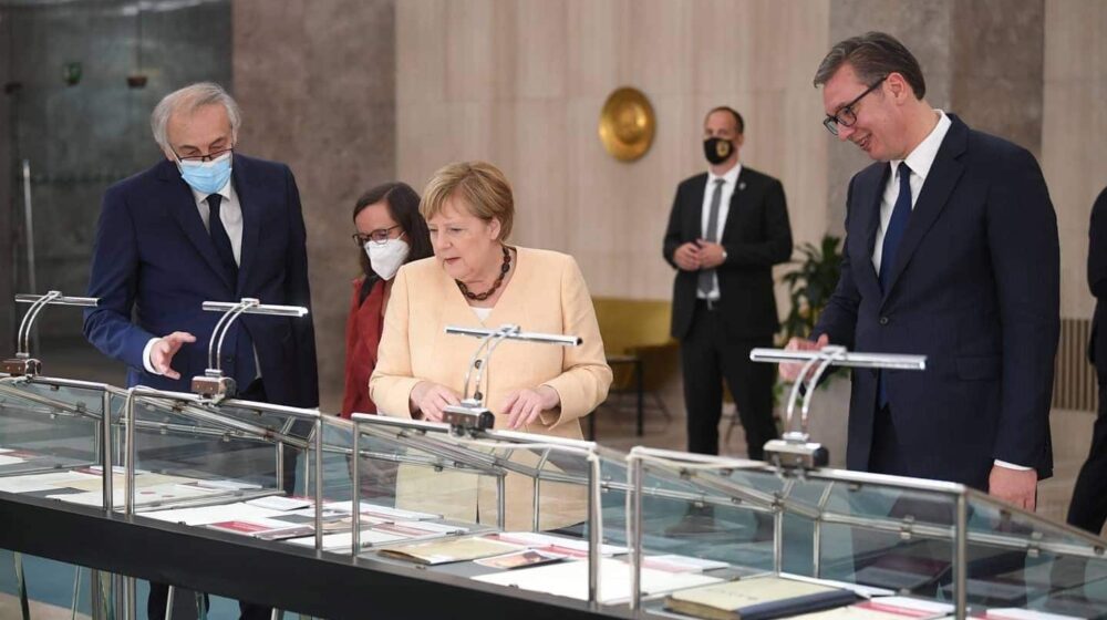 Merkel i Vučić posetili izložbu o vezama Srbije i Nemačke u 19. veku 1