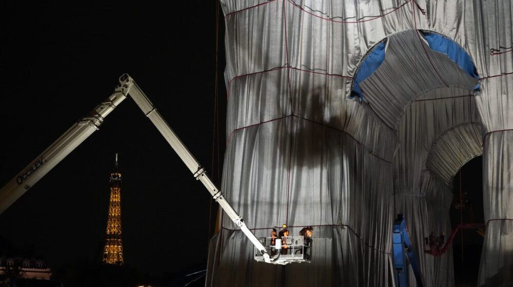 Pariz: Otvara se umetnička instalacija obavijanja Trijumfalne kapije 1