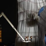 Pariz: Otvara se umetnička instalacija obavijanja Trijumfalne kapije 10