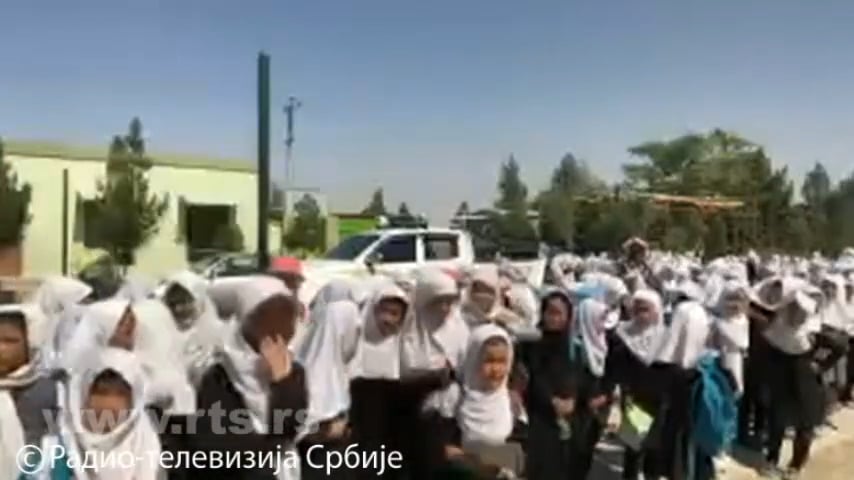 Istorijska scena u Avganistanu – devojčice kreću u školu (FOTO) 4