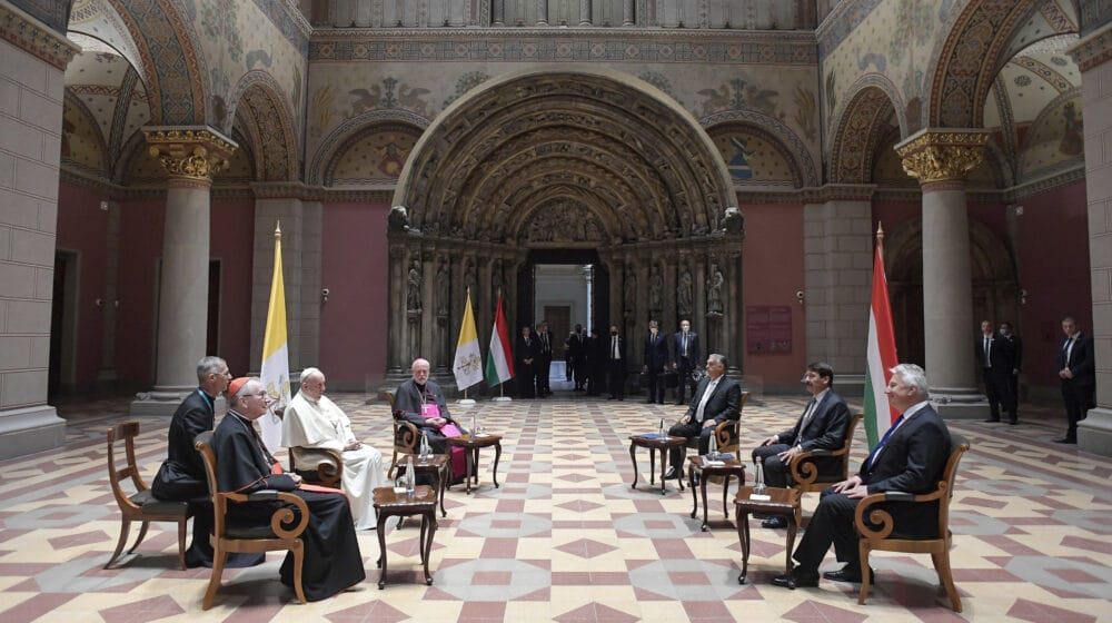 Papa se sastao sa Orbanom u Budimpešti na početku svog putovanja 1