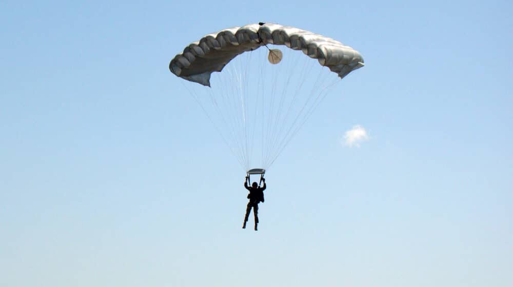 Ministarstvo odbrane: Prvi padobranski skok mladih vojnika iz 63. padobranske brigade 1