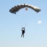 Ministarstvo odbrane: Prvi padobranski skok mladih vojnika iz 63. padobranske brigade 17