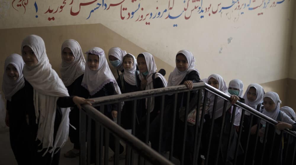 Istorijska scena u Avganistanu – devojčice kreću u školu (FOTO) 1
