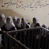 Istorijska scena u Avganistanu – devojčice kreću u školu (FOTO) 9