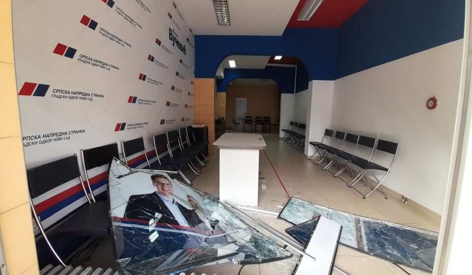 Razbijene prostorije SNS u Novom Sadu, priveden osumnjičeni 1