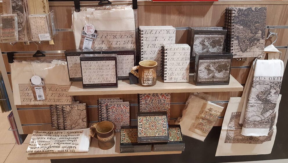 Suveniri NBS u lancu knjižara Delfi 1