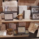 Suveniri NBS u lancu knjižara Delfi 7