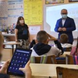 Vesić: Podela tableta osnovcima u Mladenovcu 6