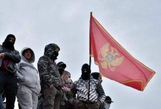 Neredi povodom ustoličenja mitropolita Joanikija na Cetinju-21248263684072_b Ustoličen mitropolit Joanikije u Cetinjskom manastiru 12