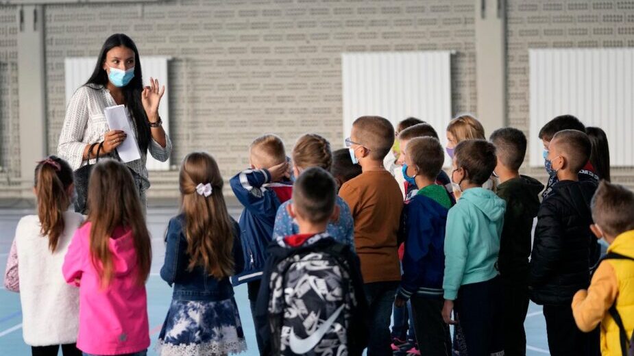 U Srbiji uz primenu epidemioloških mera počela nova školska godina (FOTO) 2 U Srbiji uz primenu epidemioloških mera počela nova školska godina (FOTO) 2